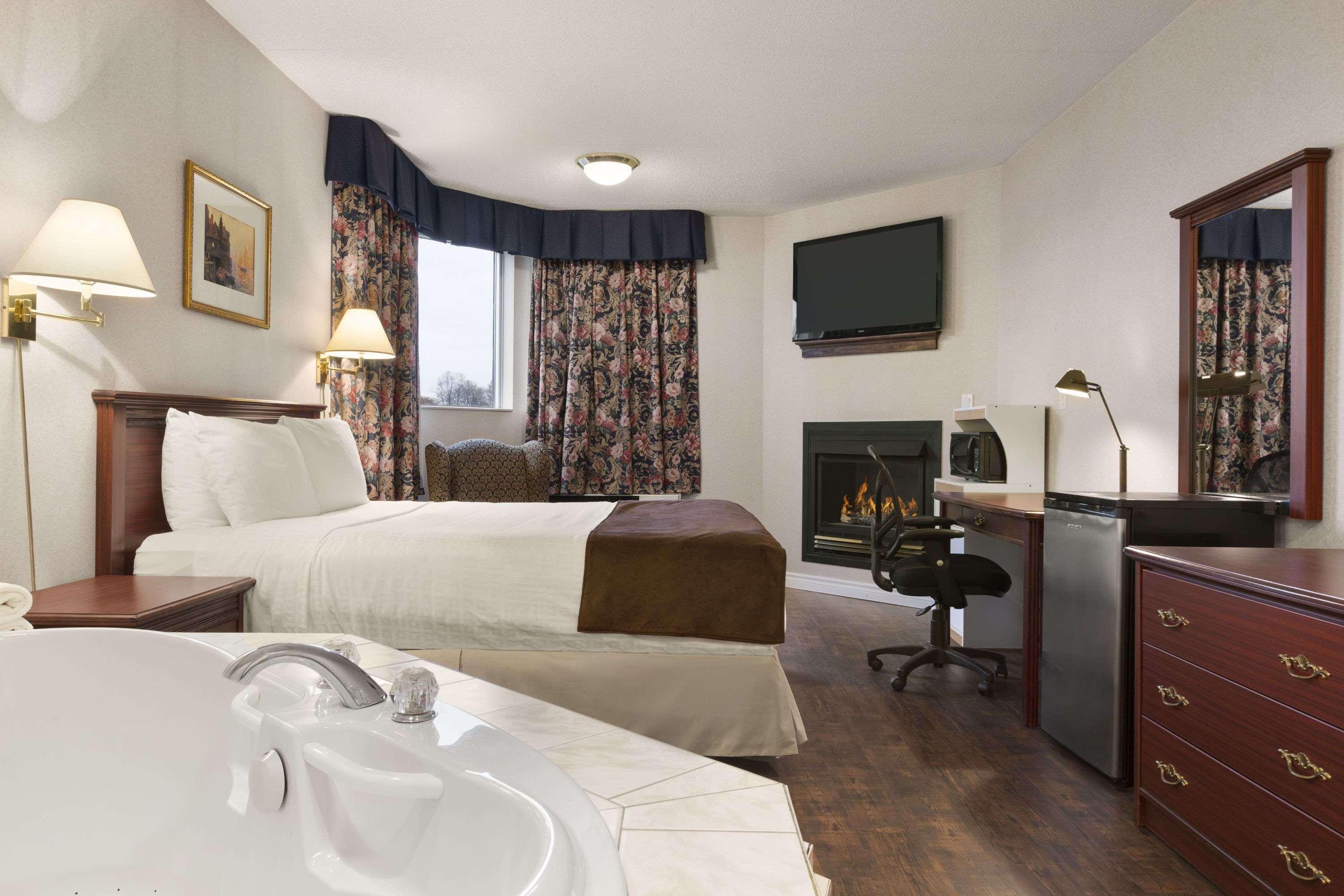 Days Inn by Wyndham Brockville Exteriör bild