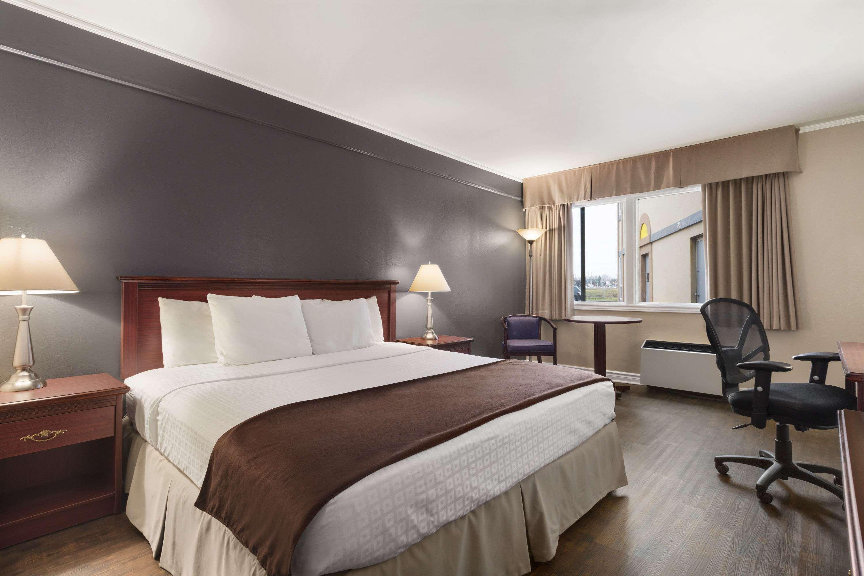 Days Inn by Wyndham Brockville Exteriör bild