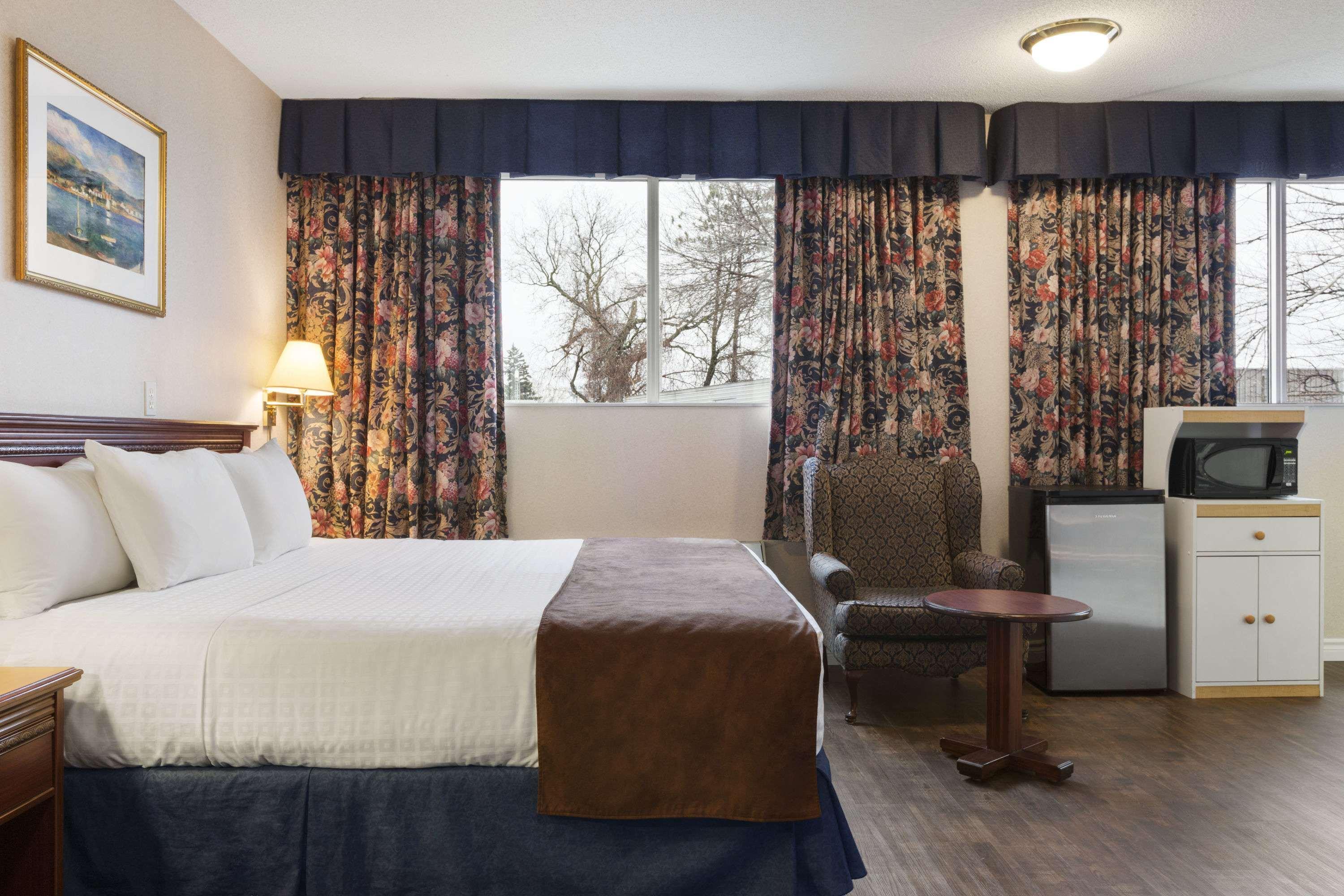 Days Inn by Wyndham Brockville Exteriör bild