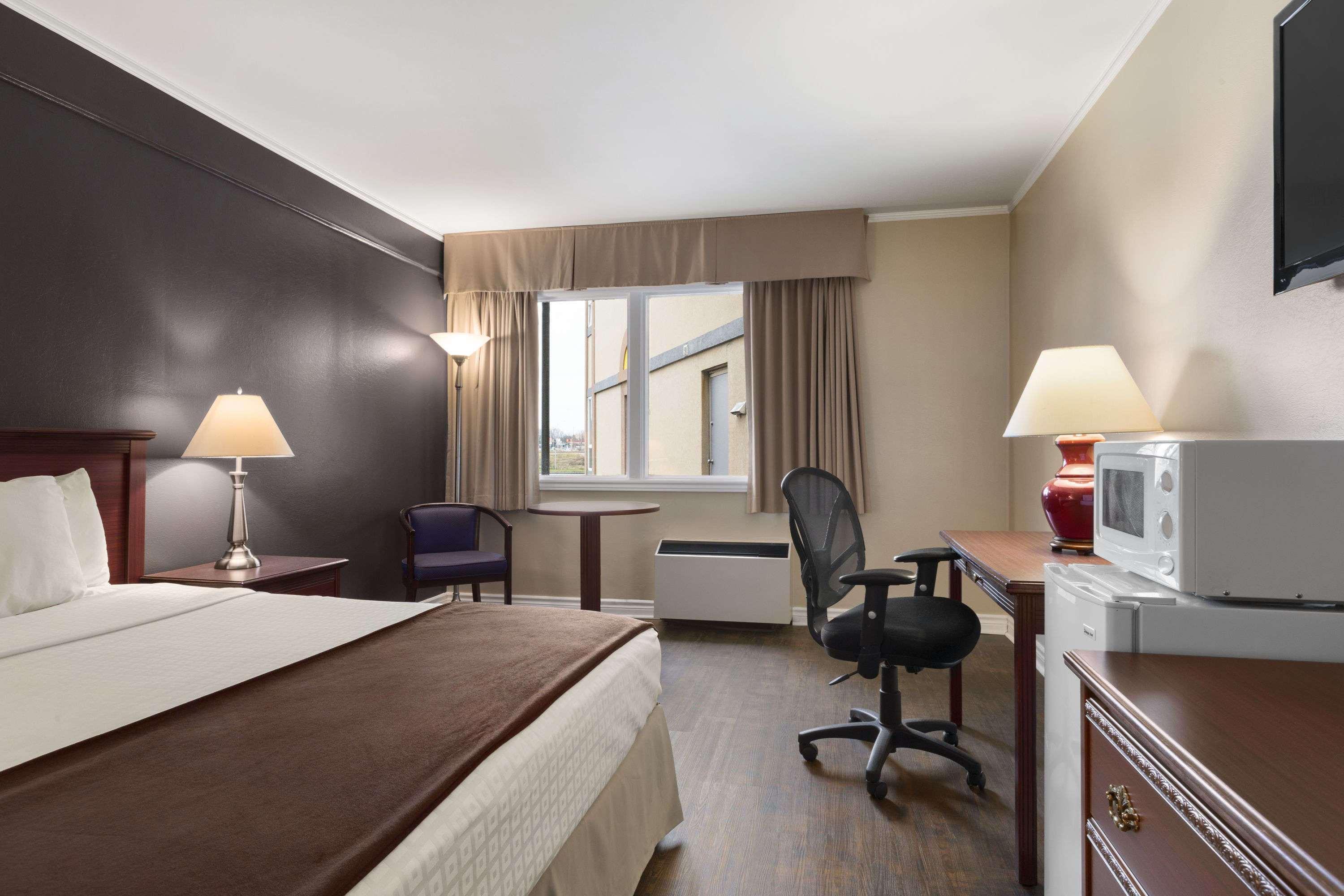 Days Inn by Wyndham Brockville Exteriör bild